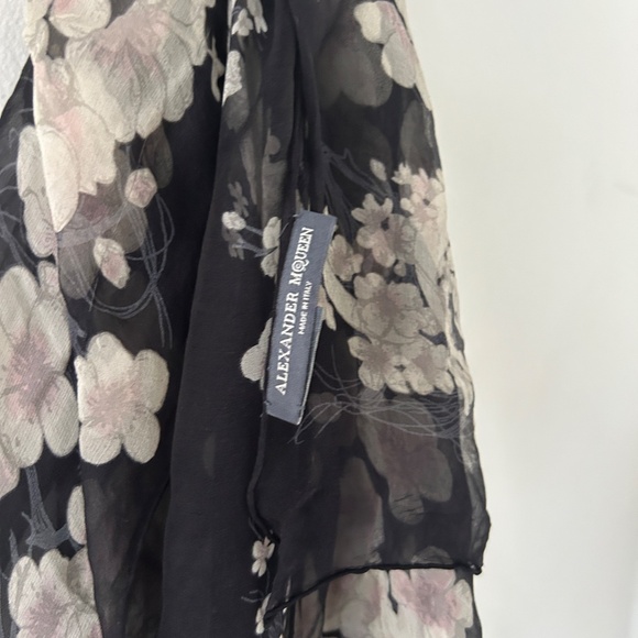 Alexander McQueen Black semi-sheer floral skull print scarf - Picture 5 of 9